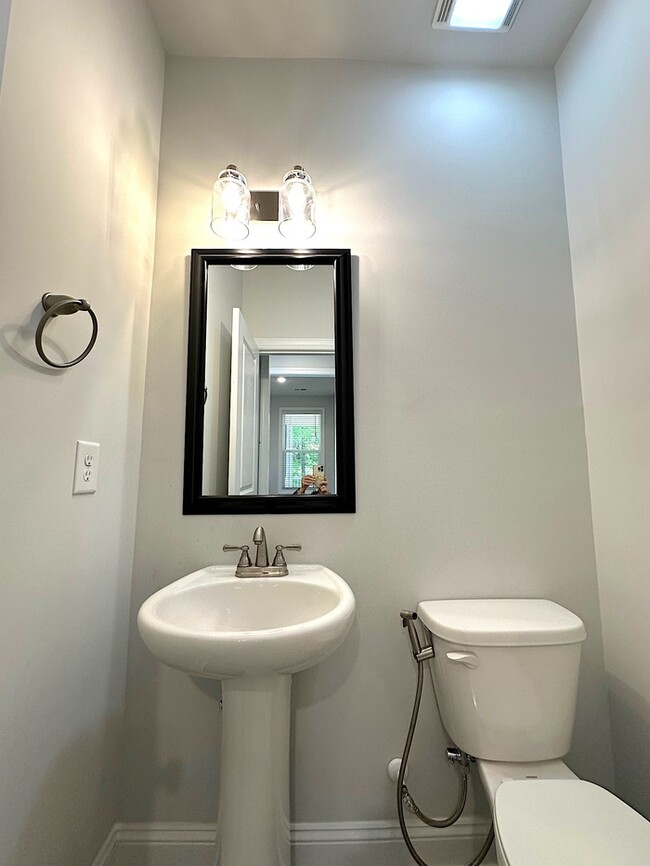 Building Photo - SPACIOUS TOWNHOME