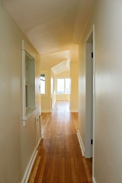 Building Photo - 2400 SW Hoffman Ave