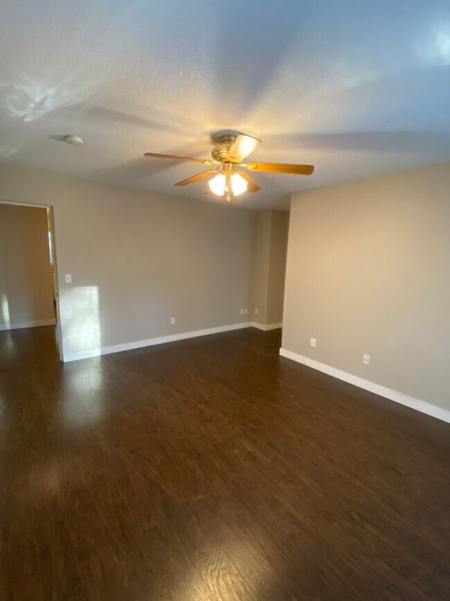 Building Photo - Custom Home With Shop!