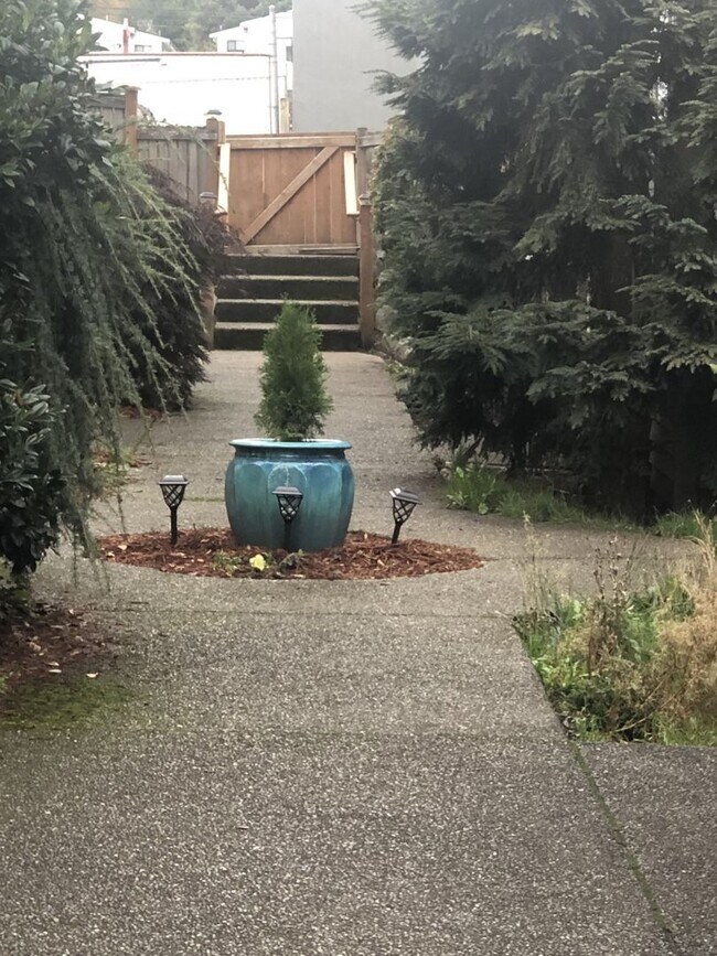 Building Photo - Charming Two Bedroom Town Home