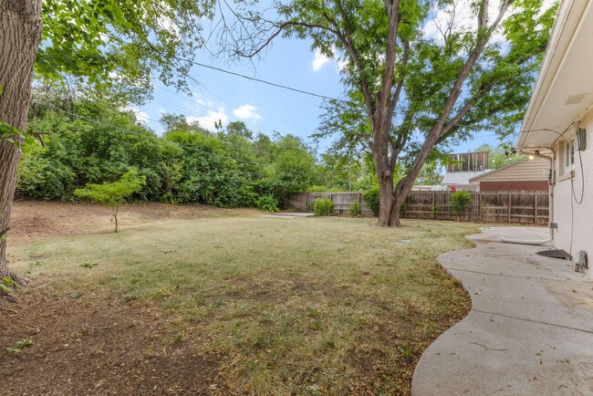 Building Photo - Welcome to the beautiful home in Holly Hills.