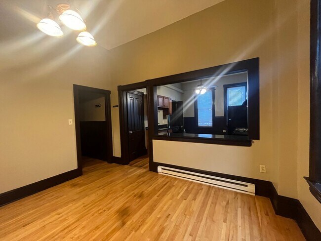 Building Photo - 937 University Ave W
