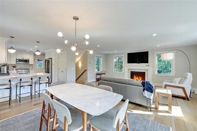 Building Photo - 137 Rosebriar Ave