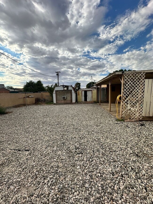 Building Photo - 3 bed with 1 bath - ALL TILE through out home