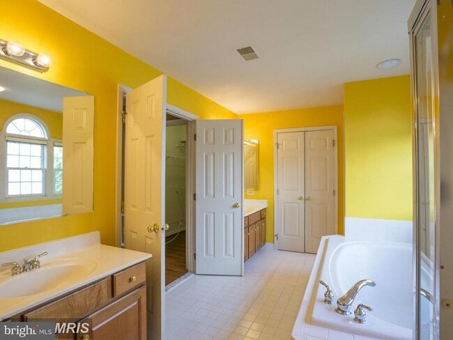 Building Photo - 13909 Willow Tree Dr