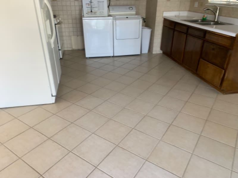 Building Photo - 264 E Barbara St