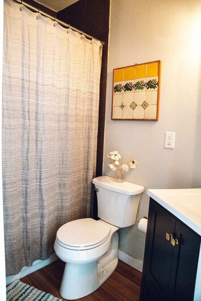 Building Photo - Chic 1-Bedroom Condo in North Capitol Hill...