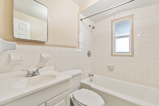 Building Photo - MOVE IN SPECIAL- Charming 2/1 Home w/ Partially Fenced Yard in St. Cloud