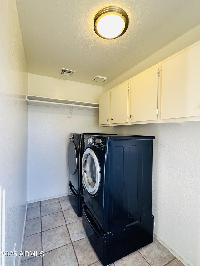 Building Photo - 2110 E Enrose Cir