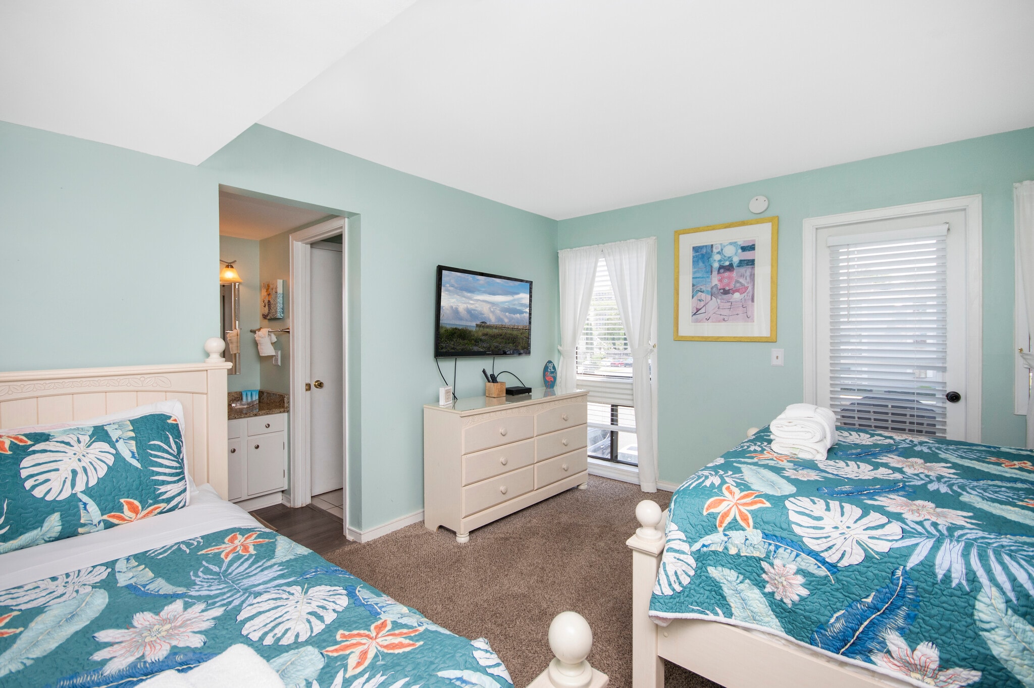 Main bedroom, one queen size bed and one twin size bed - 351 Lake Arrowhead Rd