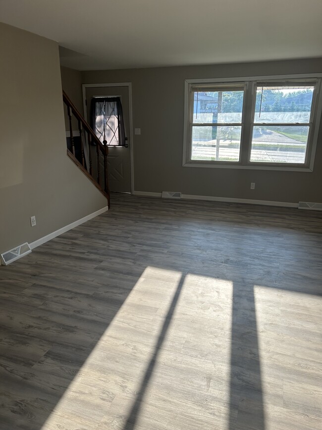 Building Photo - 2191 Packerland Dr