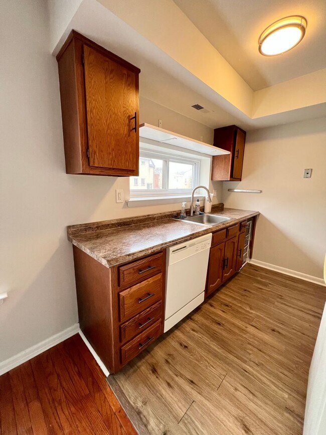 Building Photo - Luxurious 3-Bedroom Townhome in Logan Square with Parking Space Included! Available mid-August!
