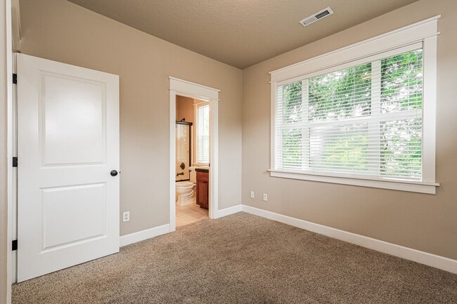 Building Photo - End unit 3BD 2.5BA + Loft +  Tri Level Townhouse w/Garage + AC + Balcony + Washer/Dryer