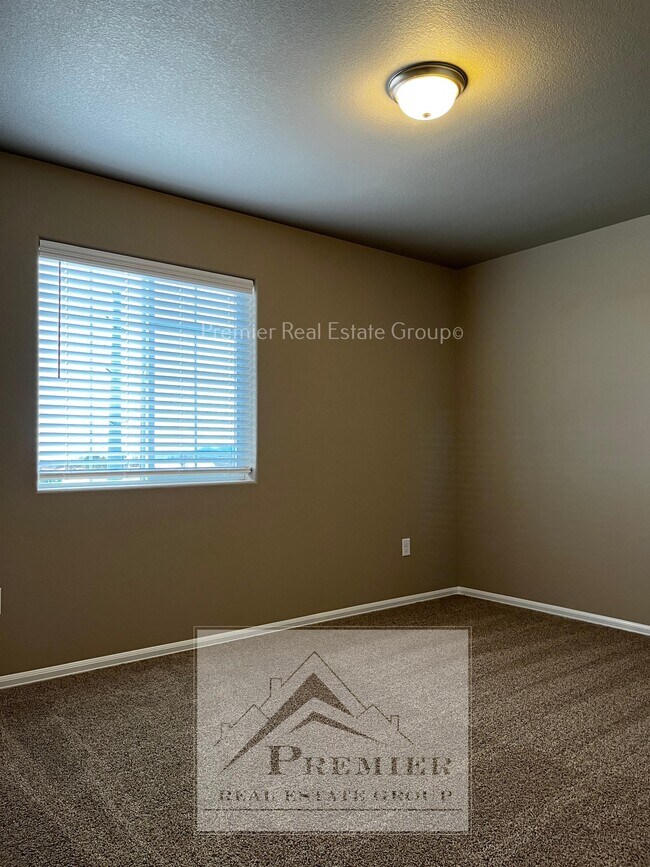 Building Photo - 7873 Sand Lake Heights