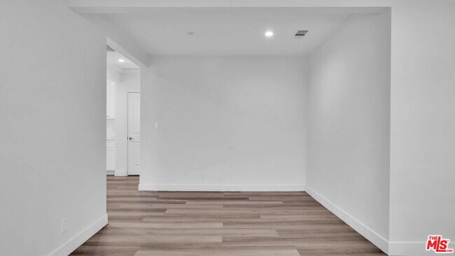 Building Photo - 126 S Manhattan Pl
