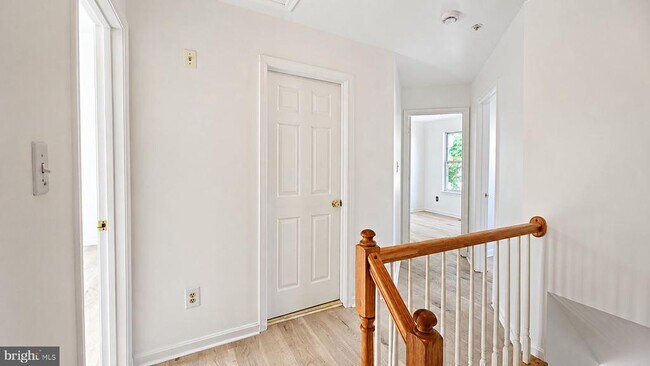 Building Photo - 120 Royalty Cir