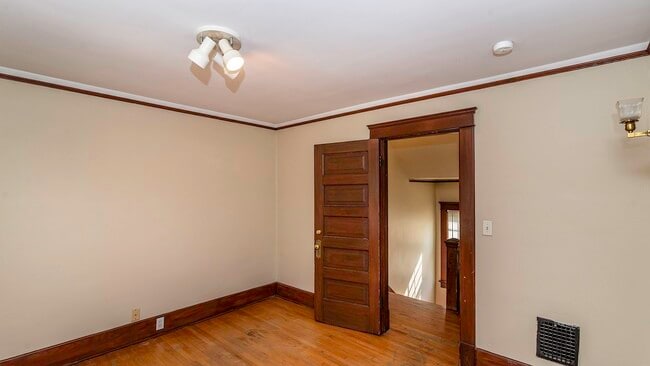 Building Photo - 823 Dewey Ave