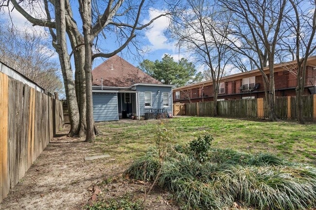 Building Photo - 227 N Willett St