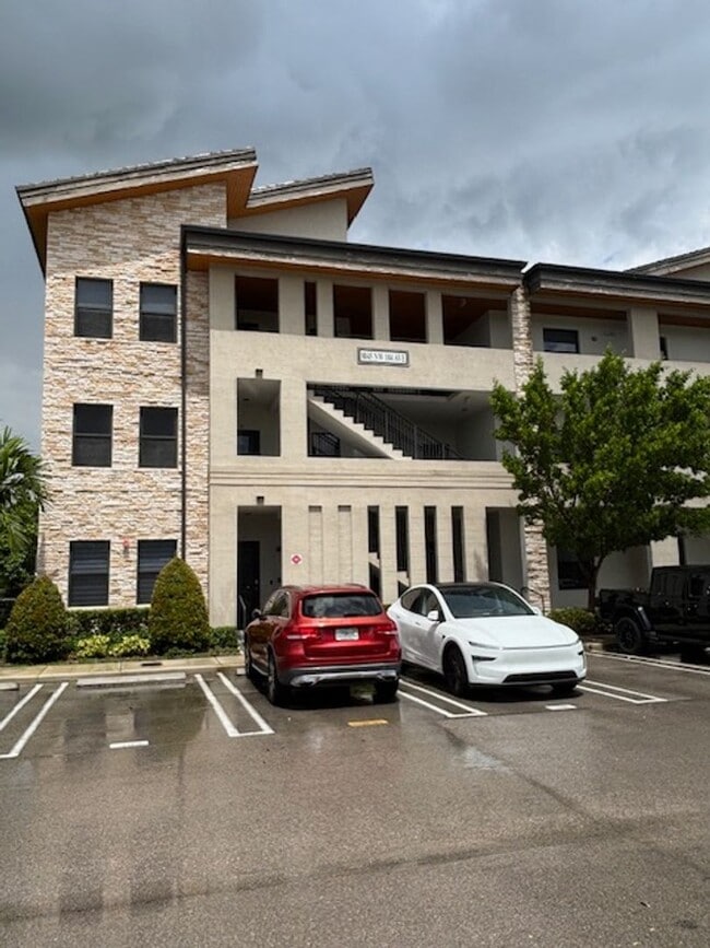 Building Photo - Great Condo unit in Doral