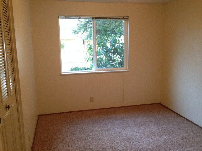 Building Photo - 3 bedroom home with large bonus room and f...