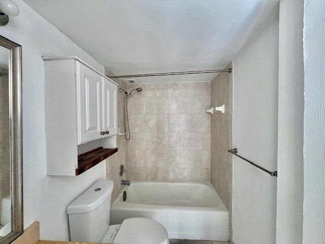 Building Photo - 2016 Bay Dr