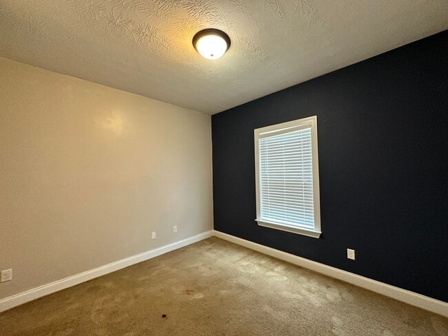 Building Photo - 3 bed/2 bath home with 1-car garage for re...