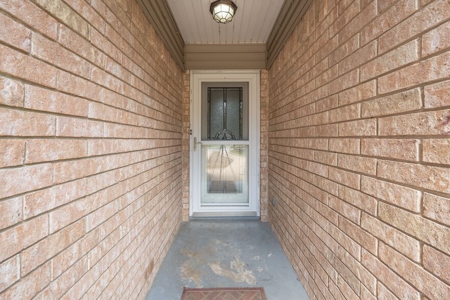 Building Photo - 501 Calhoun Dr