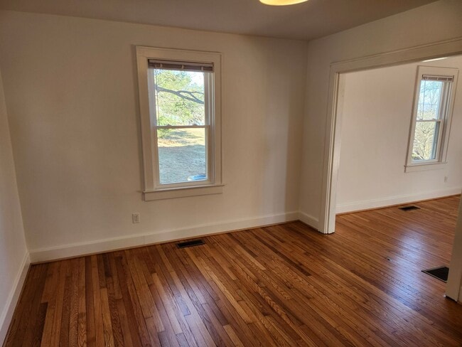 Building Photo - Large, Remodeled Single Family 4 BR House in Staunton