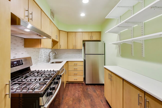 Building Photo - 7420 Lakeview Dr