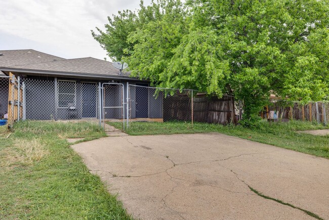 Building Photo - Duplex with back yard and parking spaces