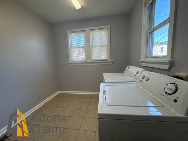 Building Photo - Comfortable 3-Bedroom with Hardwood Floors...