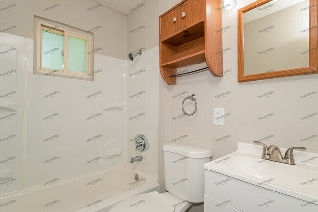 Building Photo - 205 Flora Dr
