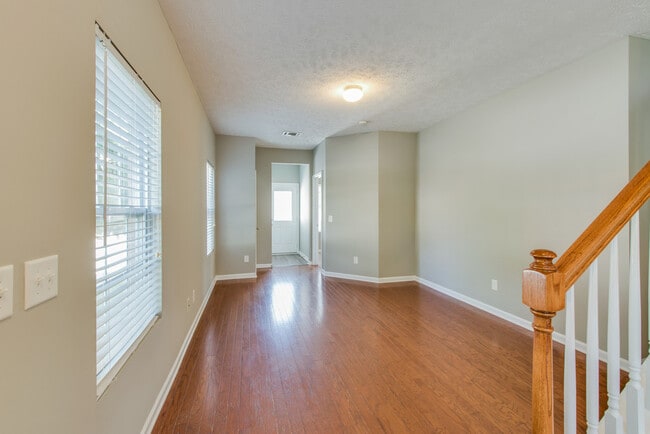 Building Photo - This 3 BR/2.5 BA Oak Hill Townhome Should Satisfy Your Standards!!!