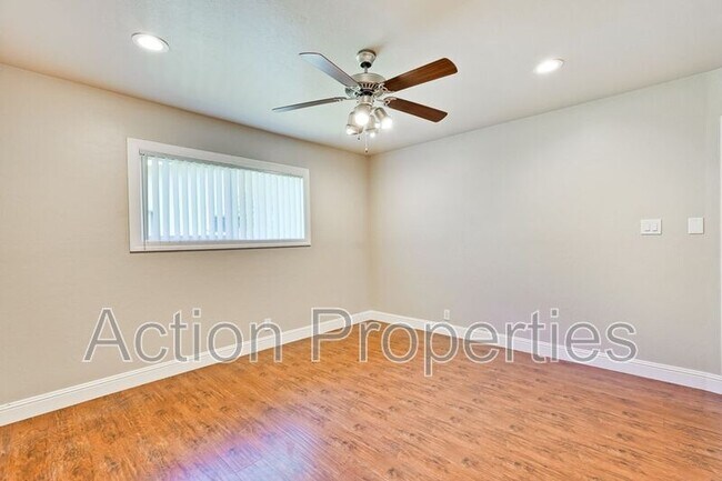 Building Photo - 4545 Moorpark Ave