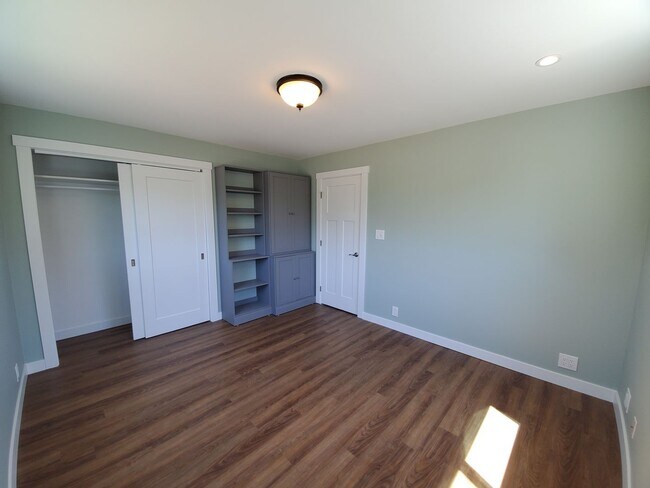 Building Photo - Giannakis Duplex