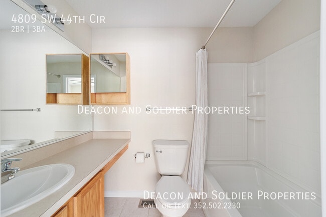 Building Photo - 4809 SW 44th Cir