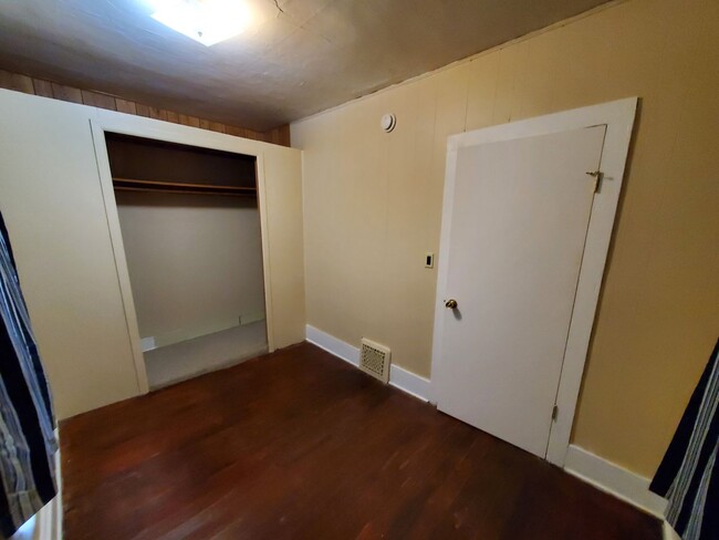 Building Photo - Cute 2 bedroom with garage & fence in back...