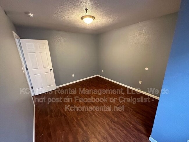 Building Photo - 1006 W Royle St