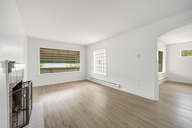 Building Photo - 2bd/1ba Seattle Home