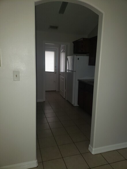 Building Photo - 2500 Tahiti Dr