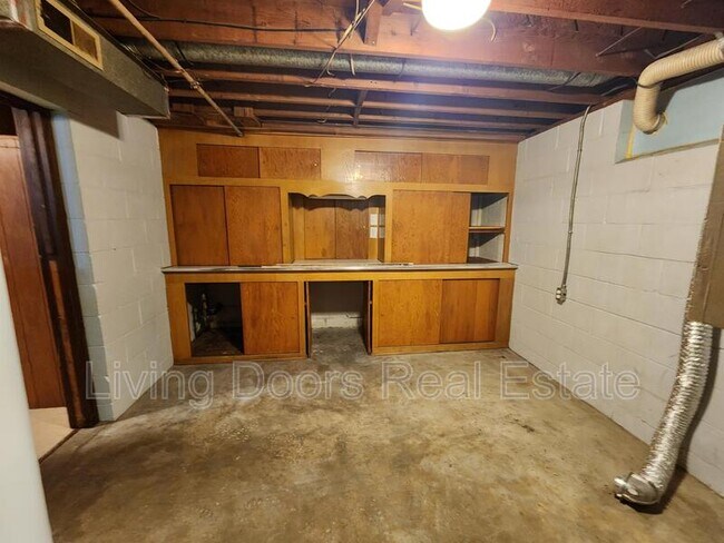 Building Photo - 5725 Hartley St