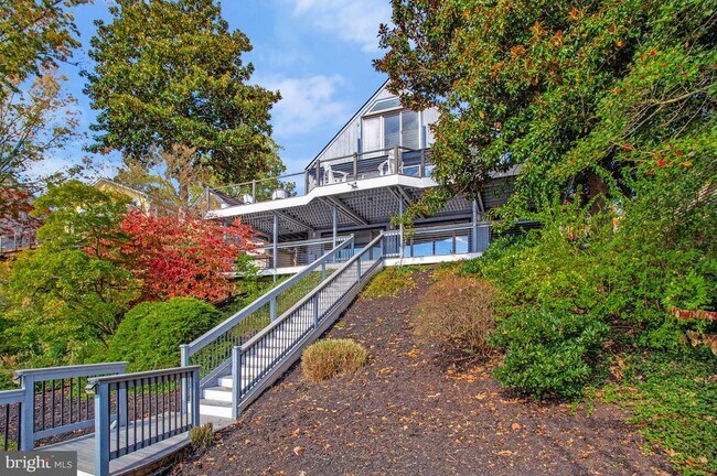 Building Photo - 125 Island View Dr