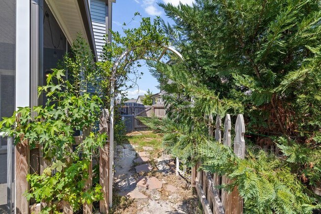 Building Photo - 404 Avery Glenn Way