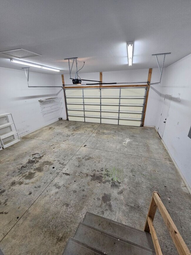 Building Photo - Spacious 3-Bedroom Home in Crossville with 2-Car Garage, Fenced Yard & Porches