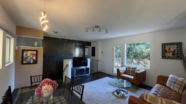 Building Photo - 637 S Crescent Ct