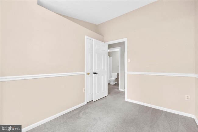 Building Photo - Beautiful End Unit Townhome in Bluffs At Deep Creek!