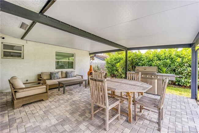 Building Photo - 533 SE Ocean Spray Terrace