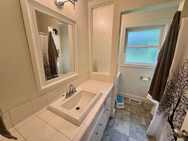 Building Photo - Fantastic Rambler in Lake Hills with A/C!