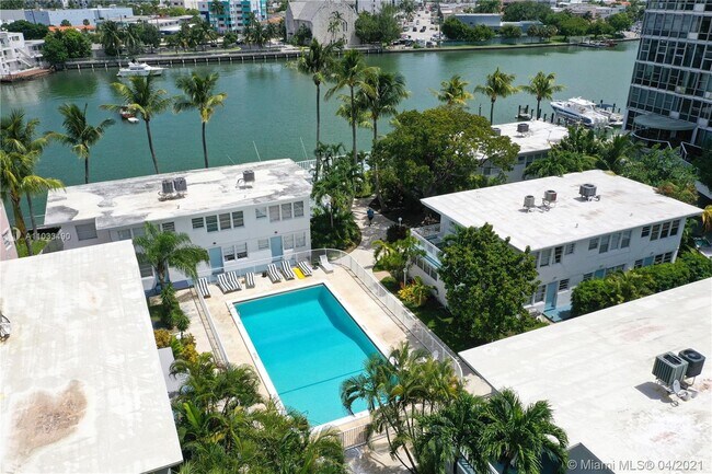 Building Photo - 6865 Bay Dr