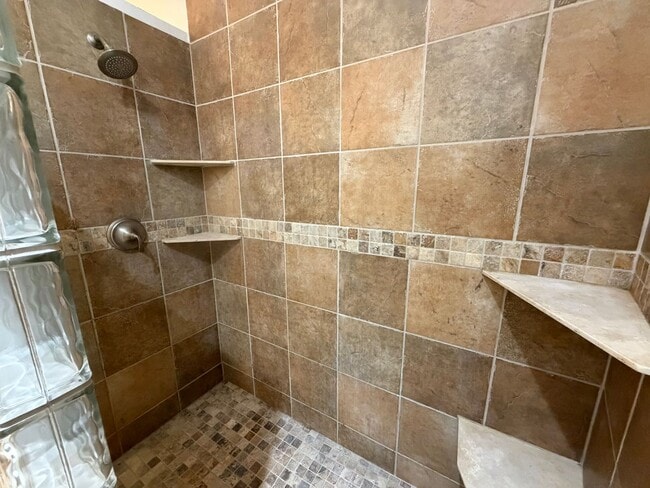 Building Photo - Beautiful 3 bedroom 2.5 bathroom house in a great neighborhood!